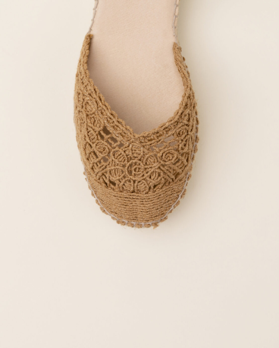 gaimo-alpargata-mujer-barly-marron-planas-crochet-primavera-verano-2023-detalle-1110×1388